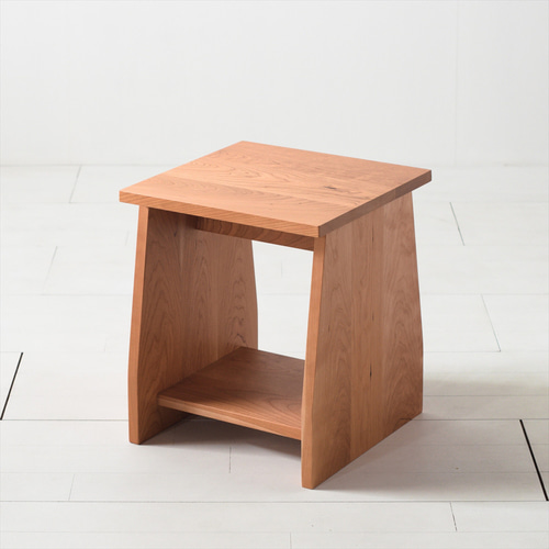 座面の下にモノが置けるシェルフスツール チェリー 花台やステップ