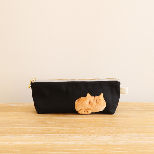 ペンケースで一休みする猫のペンケース(茶トラ猫 ブラック) ペン