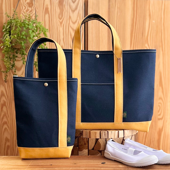 "入園入学2点セット" レッスンバッグ 上履き入れ　名入れチャーム付〈 navy × mustard〉《受注製作》 1枚目の画像