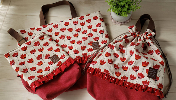 【受注制作】◆入園入学◆赤いレトロなお花のレッスンバッグ　シューズバッグ　お着替え袋　3点セット　 1枚目の画像