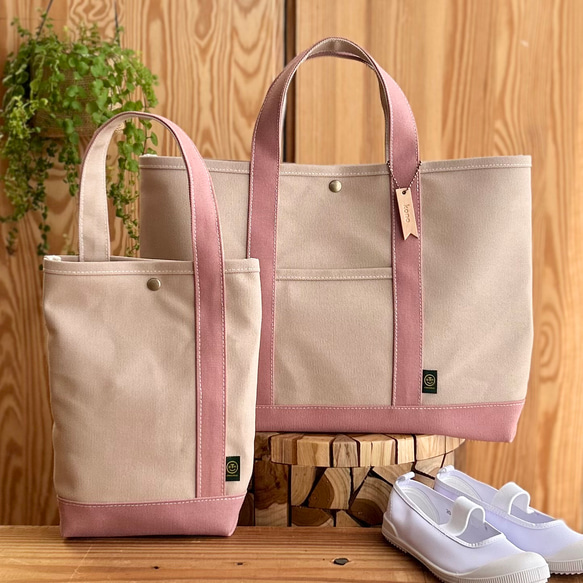 "入園入学2点セット" レッスンバッグ 上履き入れ　名入れチャーム付〈beige × smoke pink〉《受注製作》 2枚目の画像