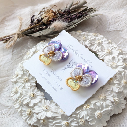 お花刺繍アクセサリー ビオラ three colors ピアス/イヤリング ピアス