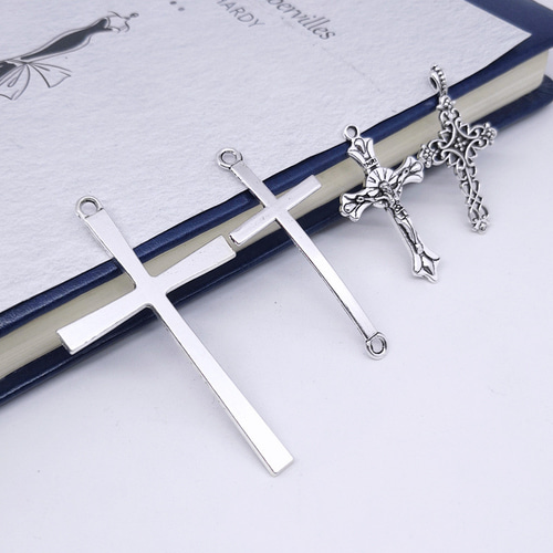 1124☆クロスチャーム 十字架 シルバー カン付き 18個 その他素材 さを