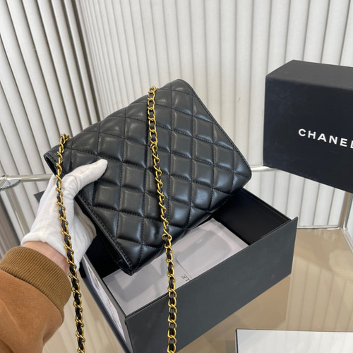 CHANEL 折り畳みケースシャネルのチェーンバッグは一見高級とは言え