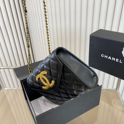 CHANEL 折り畳みケースシャネルのチェーンバッグは一見高級とは言え