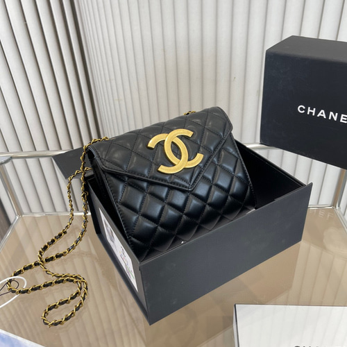 CHANEL 折り畳みケースシャネルのチェーンバッグは一見高級とは言え