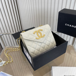 CHANEL 折り畳みケースシャネルのチェーンバッグは一見高級とは言え