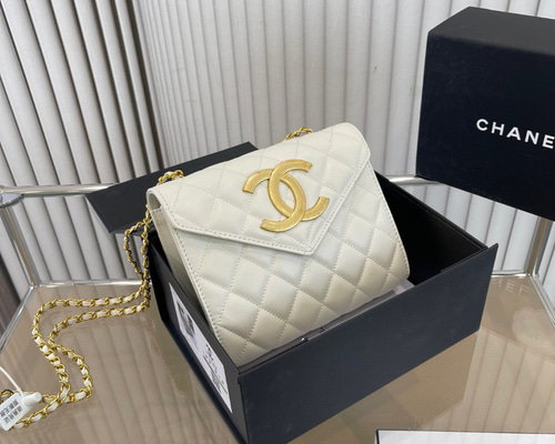 CHANEL 折り畳みケースシャネルのチェーンバッグは一見高級とは言え
