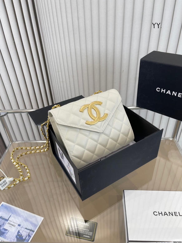 CHANEL 折り畳みケースシャネルのチェーンバッグは一見高級とは言え
