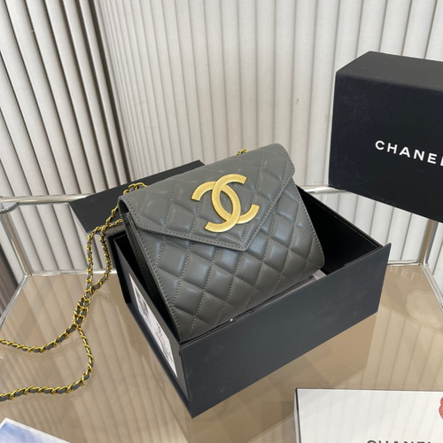 CHANEL 折り畳みケースシャネルのチェーンバッグは一見高級とは言え