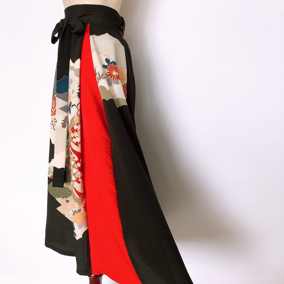 上質黒留袖 差し色ロングスカート フレア ウエストゴム 衣装 結婚式 着物リメイク フリー 黒 赤（A5202） 6枚目の画像