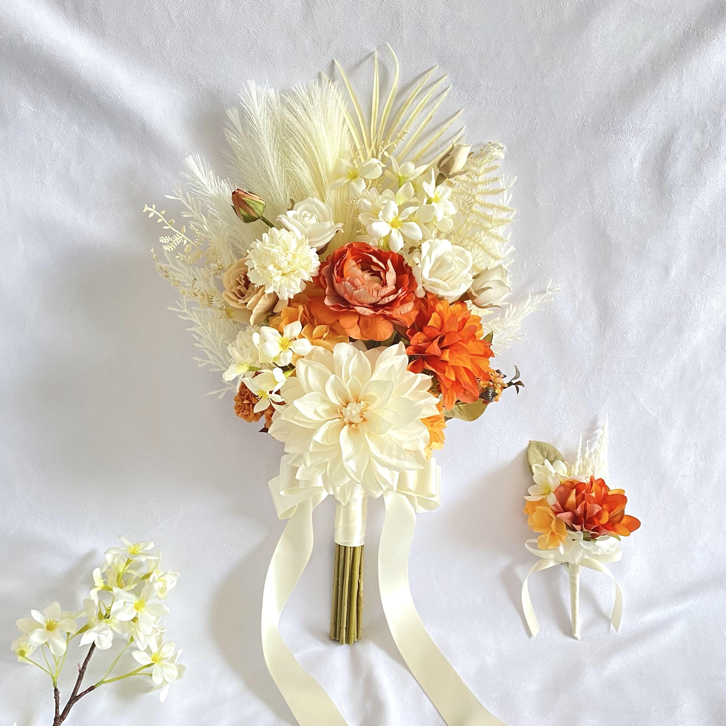 【オーダーメイド】ホワイトダリアとパンパスのリゾート クラッチブーケ（造花・ウェディング・結婚式・前撮り・フォト・ブーケ