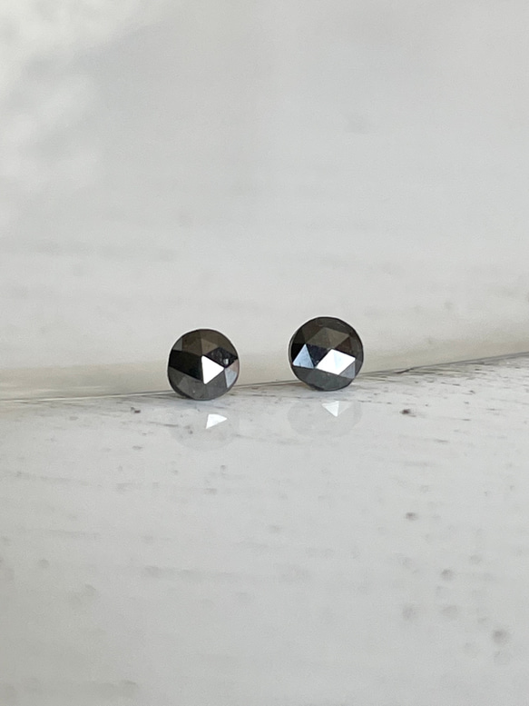 ブラックダイヤモンド 小さな一粒ピアス14kgf 4枚目の画像