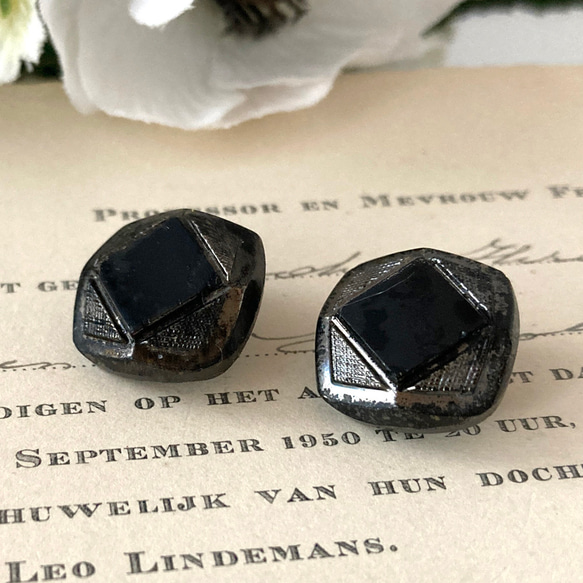 【送料無料】2個 1930s チェコ製 アンティーク ヴィンテージ 黒ガラスボタン 素材 [EY8434] 2枚目の画像