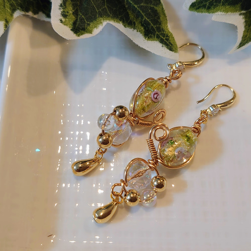 ❀ワイヤーアクセサリー❀花柄とんぼ玉とビーズのピアス(グリーン