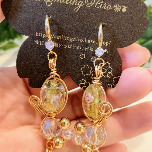 ❀ワイヤーアクセサリー❀花柄とんぼ玉とビーズのピアス(グリーン