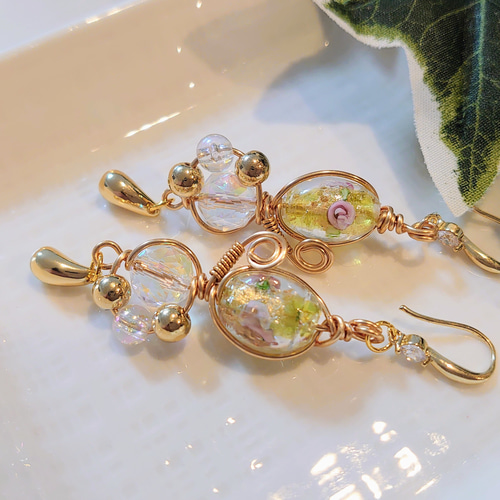 ❀ワイヤーアクセサリー❀花柄とんぼ玉とビーズのピアス(グリーン