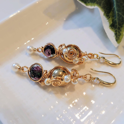 ❀ワイヤーアクセサリー❀花柄とんぼ玉とビーズのピアス(ブラック