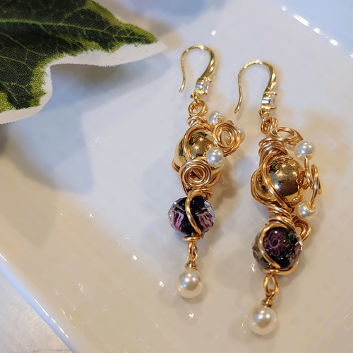 ❀ワイヤーアクセサリー❀花柄とんぼ玉とビーズのピアス(ブラック