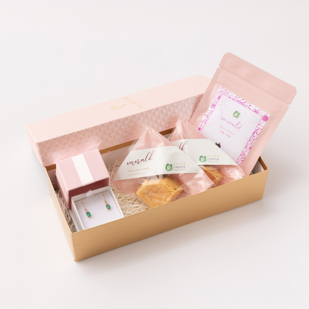 【誕生日・記念日のお祝い】5月誕生石揺れるエメラルドピアス＆ダイヤモンド型バターサンド＆紅茶セット