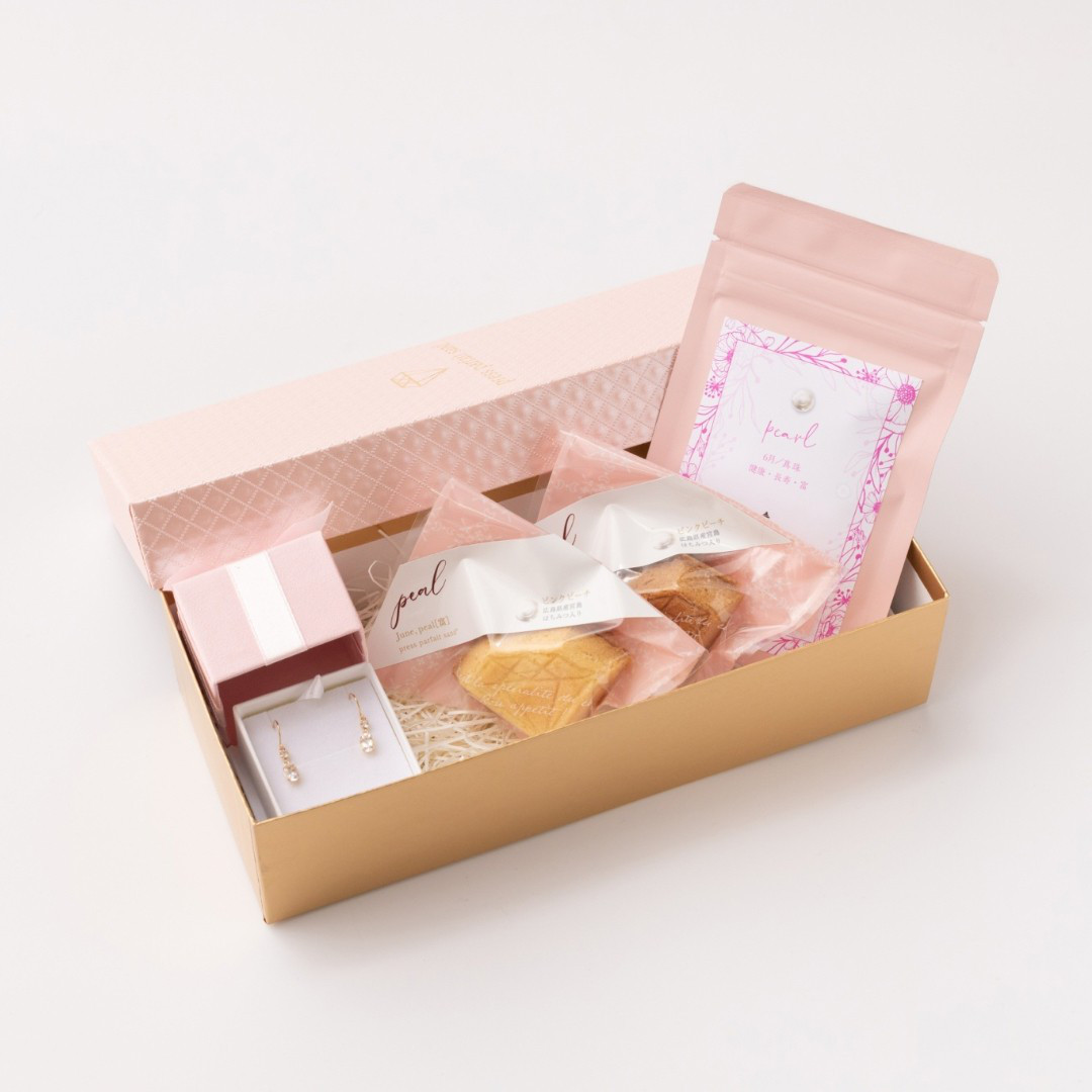 【誕生日・記念日のお祝い】6月誕生石揺れるロイヤルブルームーンピアス＆ダイヤモンド型バターサンド＆紅茶セット