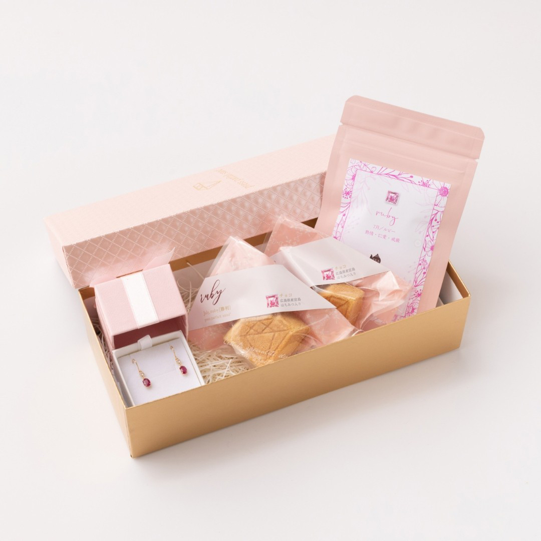 【誕生日・記念日のお祝い】7月誕生石揺れるルビーピアス＆ダイヤモンド型バターサンド＆紅茶セット