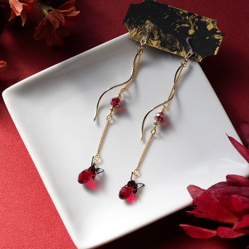 耳飾り 螺旋とビジュー 赤 蝶を添えて ベイツ型擬態 〈 イヤリング