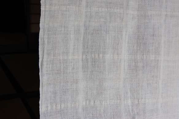 手紡ぎ糸を手織りした布で作ったストール　格子 3枚目の画像