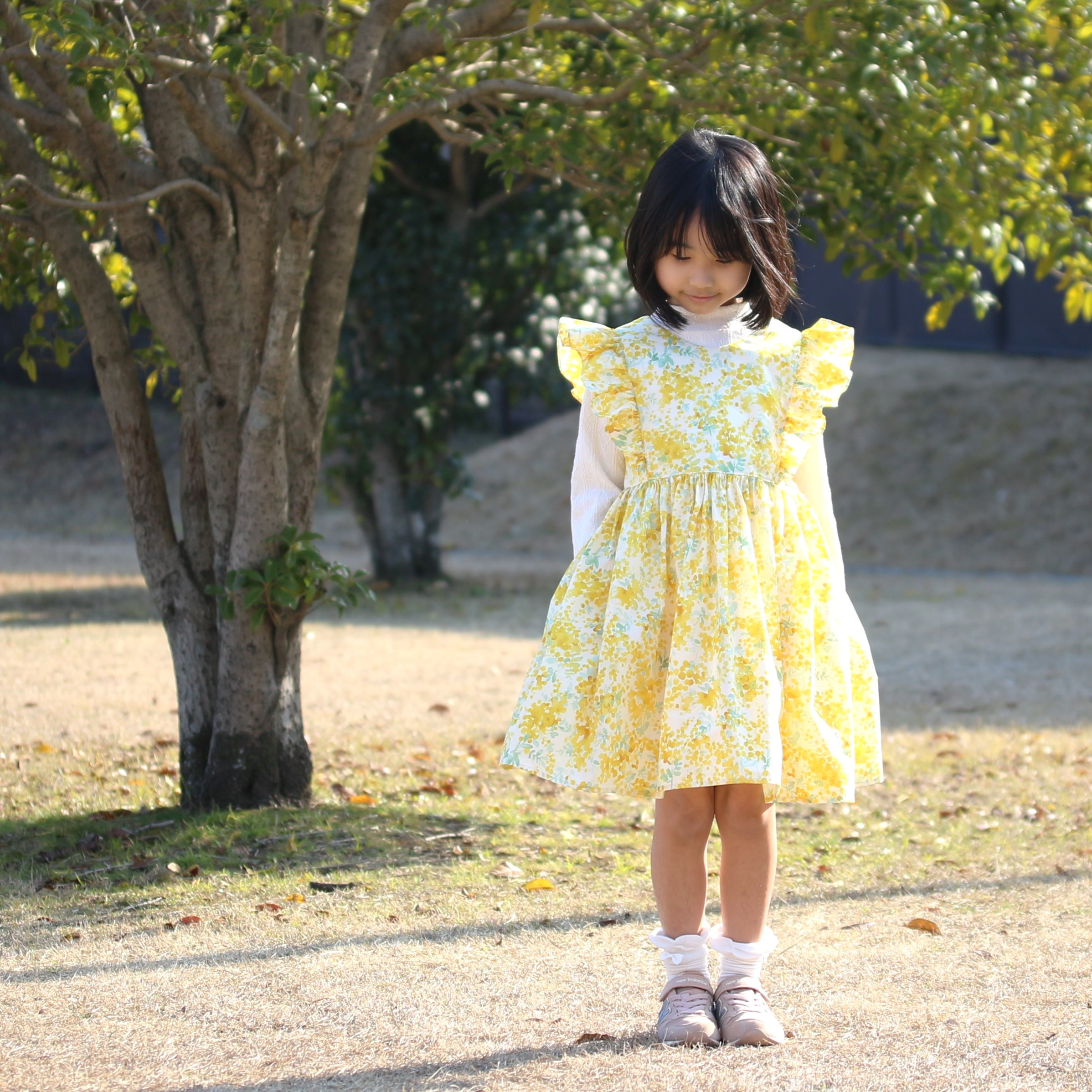 水彩風ミモザのエプロンワンピース 子供服 toko LUCU（トコ ルチュ