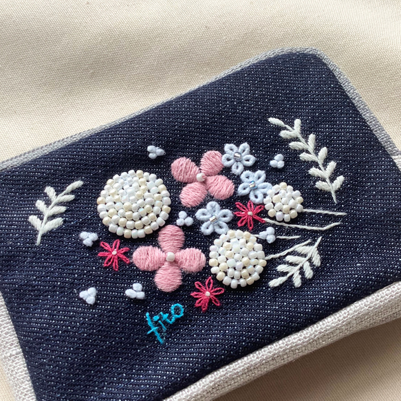 再販♪ カードポーチ「花花」手刺繍　イヤホンケース　刺繍ポーチ　 3枚目の画像