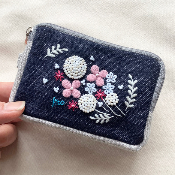 再販♪ カードポーチ「花花」手刺繍　イヤホンケース　刺繍ポーチ　 1枚目の画像