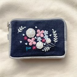 再販♪ カードポーチ「花花」手刺繍　イヤホンケース　刺繍ポーチ　 2枚目の画像