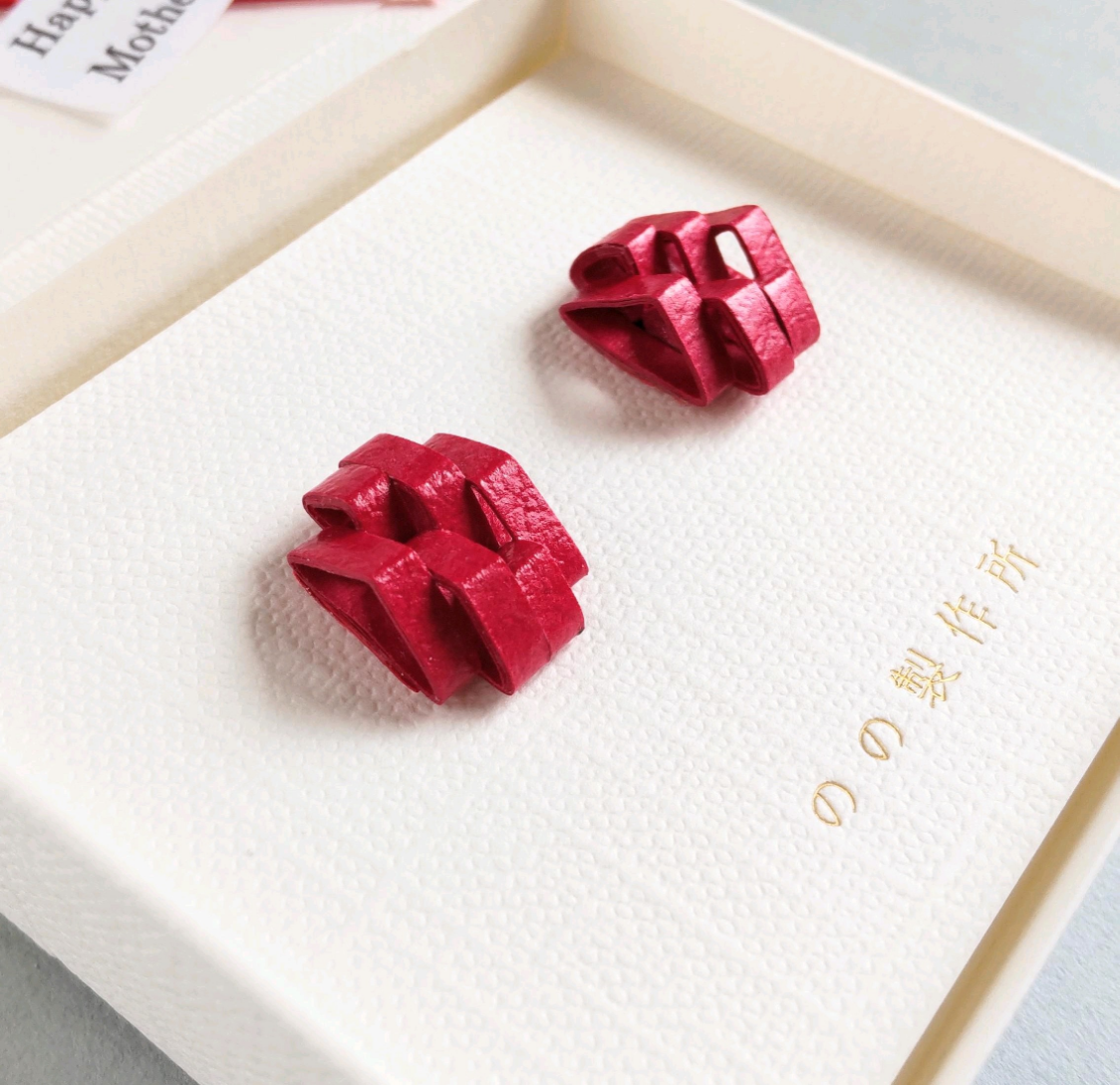 軽い紙アートピアス(イヤリング)赤　お誕生日ギフトや還暦祝い・和装にも　ペーパークイリングアクセサリー