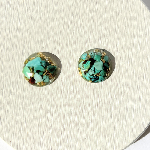 ターコイズのラウンド宝石カットピアス / レジン ピアス（スタッド・一 