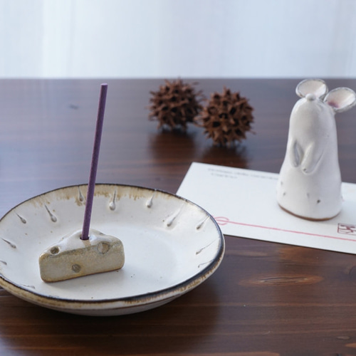 見つめるねずみとチーズの 置物 / 陶器 干支・子・ネズミ /Creema限定