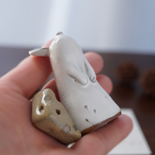 見つめるねずみとチーズの 置物 / 陶器 干支・子・ネズミ /Creema限定