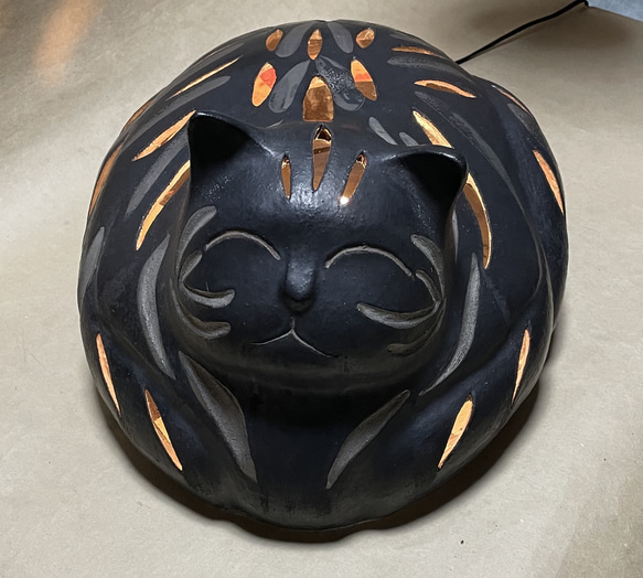 陶器で作った猫のランプ 1枚目の画像