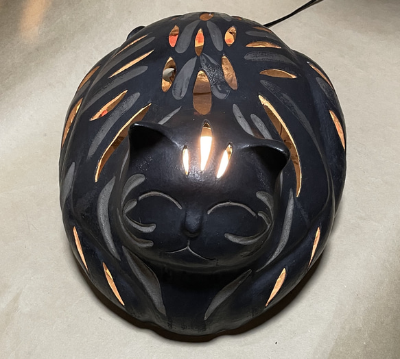 陶器で作った猫のランプ 2枚目の画像