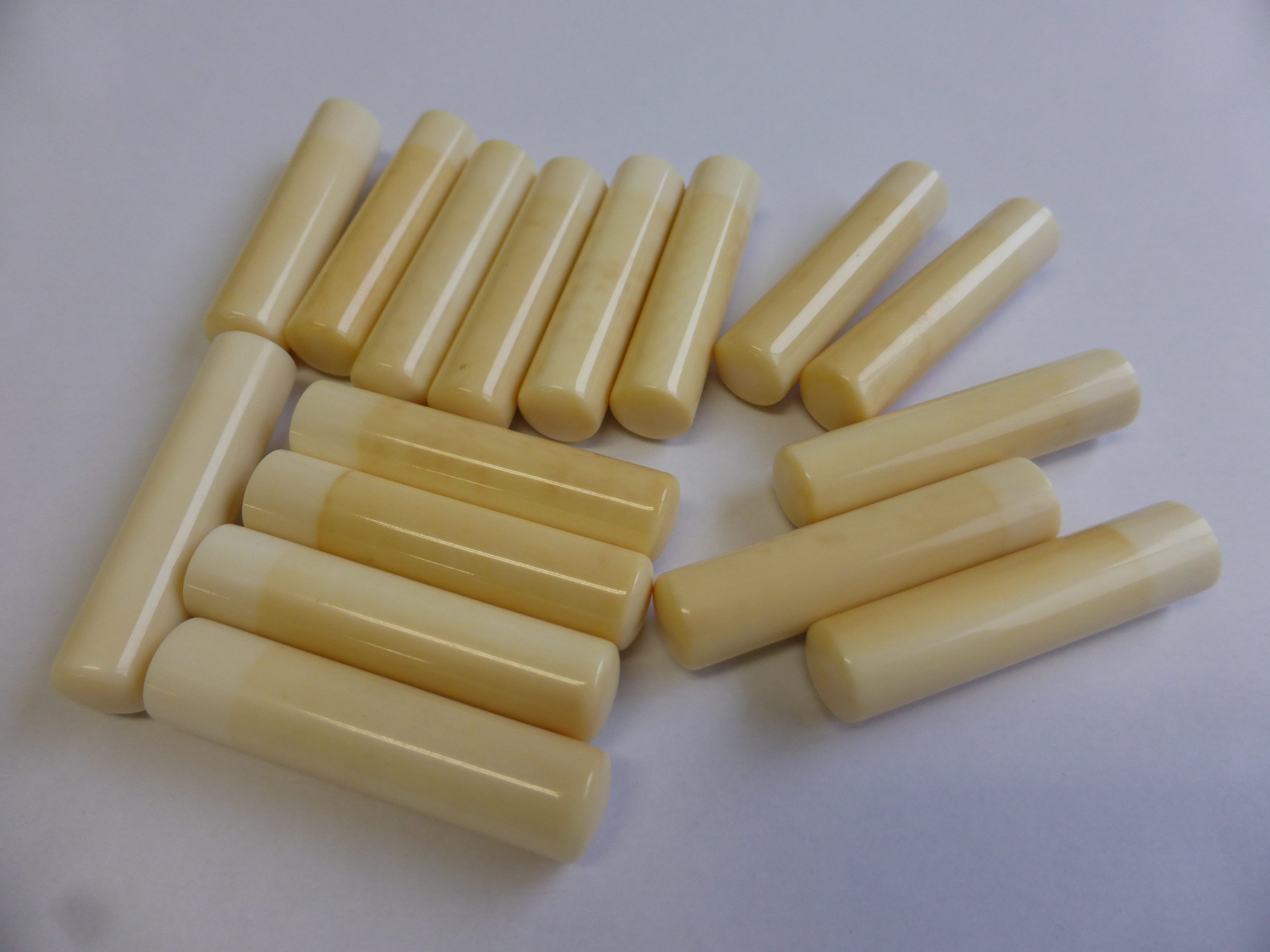 在庫整理品！本象牙の印材/棒材 φ10.5×45㎜ 16本（1）加工用素材に！ビーズ、丸玉、アクセサリーパーツ等に！