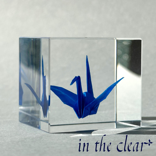 折り鶴 青 レジン 4センチキューブ 立体・オブジェ in the clear 通販