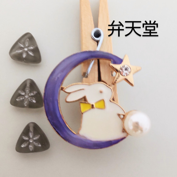 【弁天堂】「紫の月と兎の帯留め」ラベンダー色のお月様。日本製三分紐用金具 2枚目の画像