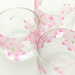 桜の冷酒グラス[セミレッドクリスタル] 3枚目の画像