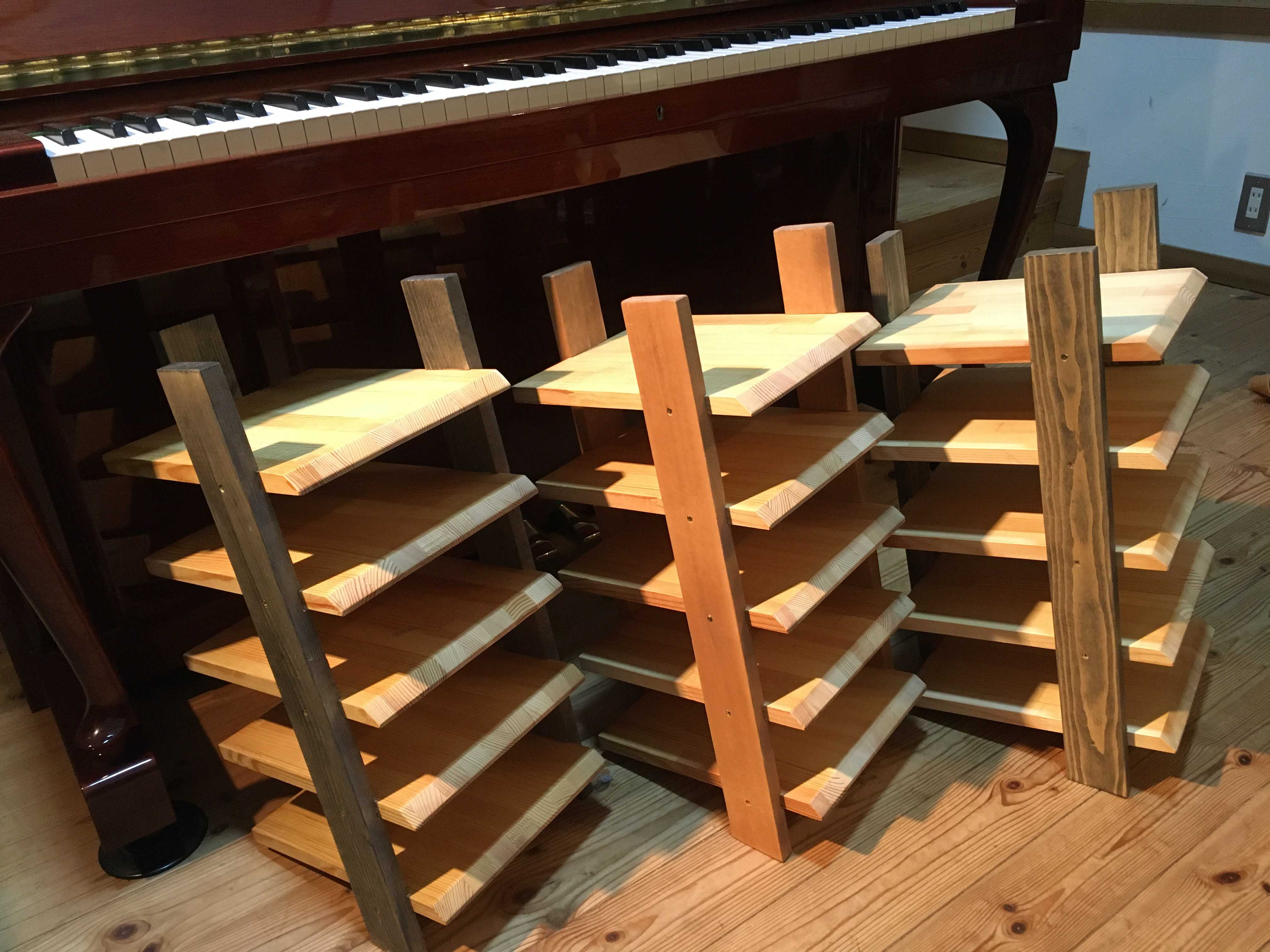 ピアノ周りがスッキリ！調律師が考案した楽譜棚　〜脚カラーは３種類〜　送料込