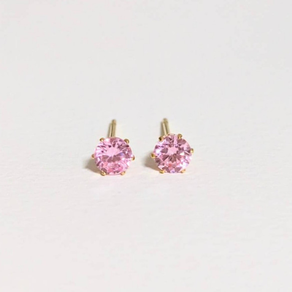 つけっぱなしOK！ピンクのキュービックジルコニアピアス　４ｍｍ　一粒ピアス　【AAAランク】サージカルステンレス 1枚目の画像