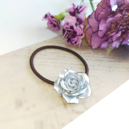 じゃらじゃら  ヘアゴム  ホワイト＆パープル薔薇♡ メタルローズのヘアアクセサリー〜 ヘアゴム バラ ばら 金箔 ドライ
