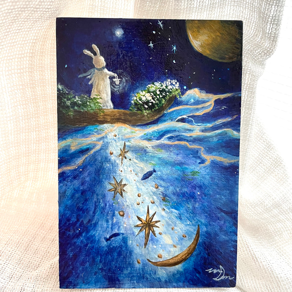 小さめのアクリル原画】 届け人と白い花 白兎と光る海を描いた絵