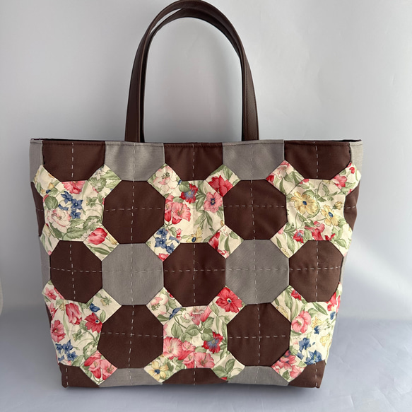 ふんわりパッチワークキルトのトート 小花xブラウンxグレー トート  
