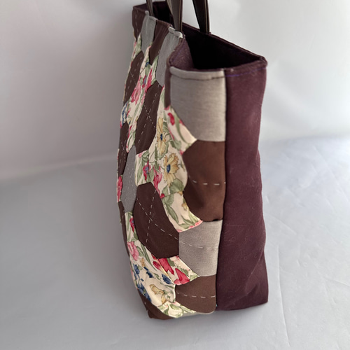 ふんわりパッチワークキルトのトート 小花xブラウンxグレー トート  