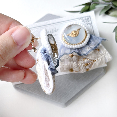 大ぶりビーズ刺繍レジンとブルーレースインド刺繍リボンイヤリング