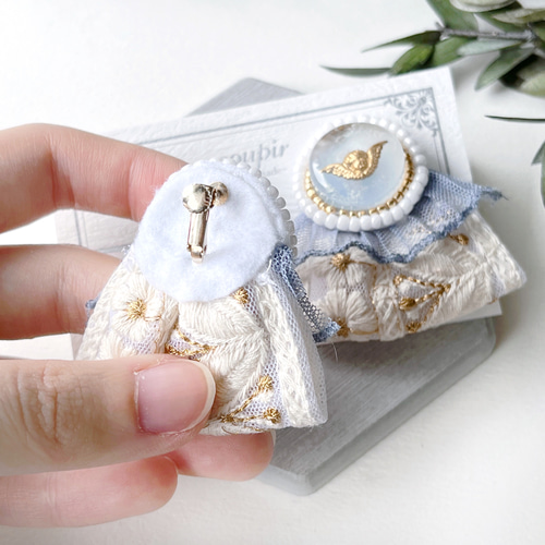 大ぶりビーズ刺繍レジンとブルーレースインド刺繍リボンイヤリング